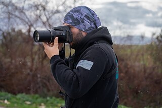 Xhemal Xherri dokumentiert für die NGO Protection and Preservation of Natural Environment in Albania (PPNEA) die Vogelvielfalt in der Umgebung der Flughafenbaustelle.