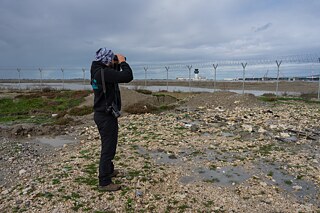 Der Umweltaktivist Xhemal Xherri hält Ausschau nach Vögeln auf der Großbaustelle.