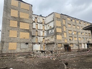 Zerstörtes Gebäude an der 59. Grundschule in Saporischschja
