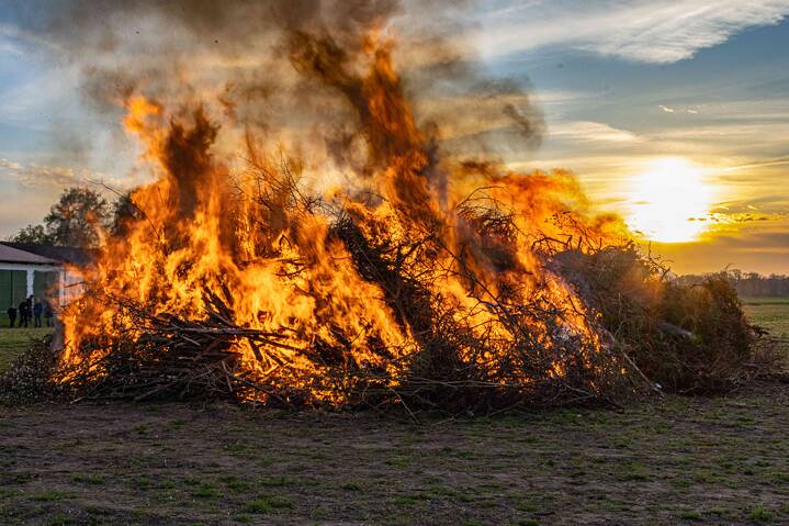 אש מדורה של חג הפסחא הלוהטת בין ערביים.