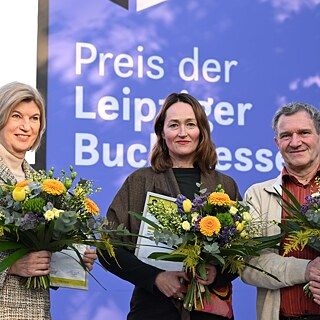 Die Preisträger*innen Marie-Janine Calic (l., Kategorie Sachbuch), Katerina Poladjan, (Mitte, Belletristik) und Manfred Gmeiner (r., Übersetzung)