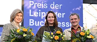Die Preisträger*innen Marie-Janine Calic (l., Kategorie Sachbuch), Katerina Poladjan, (Mitte, Belletristik) und Manfred Gmeiner (r., Übersetzung)