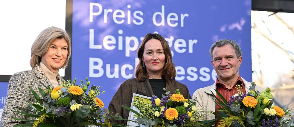 Die Preisträger*innen Marie-Janine Calic (l., Kategorie Sachbuch), Katerina Poladjan, (Mitte, Belletristik) und Manfred Gmeiner (r., Übersetzung)