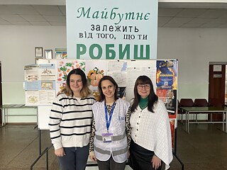 Schulleiterin Natalija Sotnikova (rechts) zusammen mit der Mathematiklehrerin Iryna Margova (links) und einer humanitären Helferin an der 59. Grundschule in Saporischschja