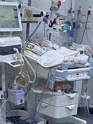 Ein Baby, das auf Unterstützung durch medizinische Geräte im Krankenhaus angewiesen ist