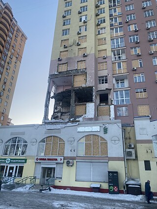 Ein beschädigtes Gebäude in Kyjiw