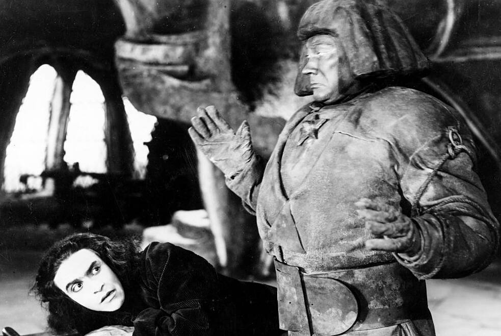 Standbild aus „Der Golem“ (Regie: Paul Wegener, 1920). Direkt aus der jüdischen Legende entlehnt, wird diese Proto‑Frankenstein‑Geschichte zu einer Erzählung über künstliches Leben und unbeabsichtigte Folgen: Der Golem ist nicht böse, er wird missbraucht, missverstanden und letztlich unkontrollierbar. Als einer der großen Pfeiler des frühen deutschen Horrorkinos steht „Der Golem“ gleichberechtigt neben "Nosferatu" und "Das Cabinet des Dr. Caligari".