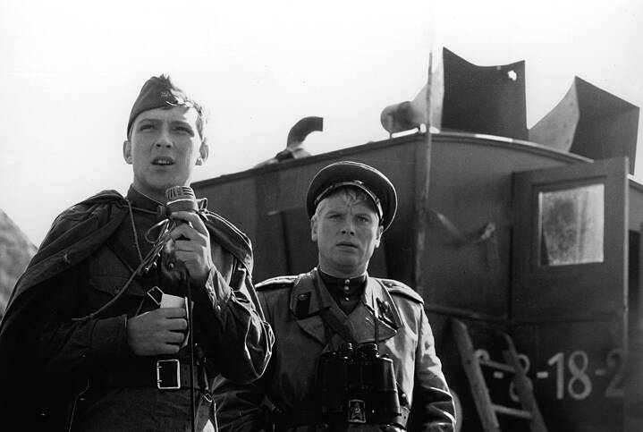 "Ich war 19" (DEFA 1967) Regie: Konrad Wolf. Ein bedeutendes Schlüsselwerk des (Ost-) deutschen Nachkriegskinos, Konrad Wolfs Meisterwerk ist eine poetische Auseinandersetzung mit dem Identitätsdilemma der Nachkriegszeit. Konrad Wolf erzählt nüchtern und schlicht seine eigene Geschichte als „deutscher“ Russe, dem in den letzten Kriegstagen im Alter von 19 Jahren die Kommandantur in Bernau übertragen wird