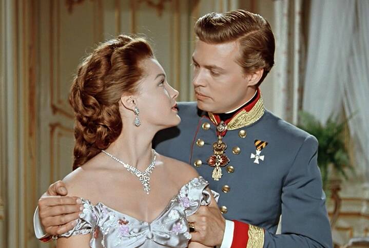 Romy Schneider und Karlheinz Böhm in "Sissi" von Ernst Marischka (1955). Der Film machte Romy Schneider zu einer Ikone und wurde zu einem der deutlichsten filmischen Ausdrucksformen des Nachkriegs‑Eskapismus, weniger ein Genre als ein kultureller Bewältigungsmechanismus in den Ruinen einer zerstörten Nation.