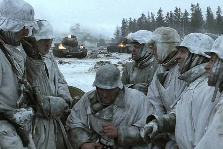 Das Standbild aus "Stalingrad" (1993) zeigt eine Gruppe von Wehrmachtsoldaten in dicker Winerkleidung vor einem ausgebrannten Panzer. Regisseur Joseph Vielsmaier inszeniert die gnadenlose Schlacht um Stalingrad, die für viele die Entscheidungsschlacht des Zweiten Weltkrieges symbolisiert, aus der Sicht eines deutschen Sturmpionier-Bataillons. Vilsmaier sagt über seinen Film: „Ich will die Realität zeigen, die ganze Realität. In diesem Film gibt es keine Helden, nur Opfer.“ 