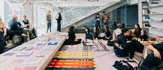 Eine Gruppe von Menschen bei einer Versammlung im Kulturzentrum Thoravej 29.