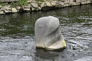 Gedenkstein für Tuffi. Die indische Elefantenkuh fiel 1950 aus der Schwebebahn in die Wupper.