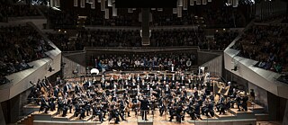 Daniel Harding dirigiert die Berliner Philharmoniker | Bild: Lena Laine