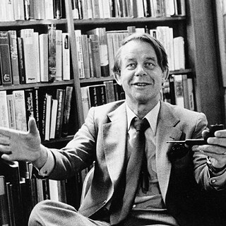 זיגפריד לנץ עם המקטרת האופיינית לו, מוקף בספרים