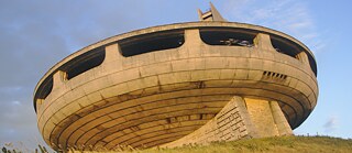 Das vom Sonnenuntergang bestrahlte Busludscha-Denkmal in Bulgarien