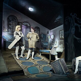 Das Foto zeigt eine Szene aus dem Theaterstück „Die Katze auf dem heißen Blechdach“.