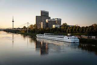 Mannheimer Skyline zwischen Neckar und Luisenpark im Abendlicht