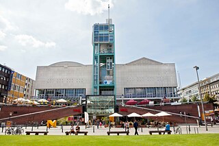 Ein postmoderner Bau mit der für die Stadt typischen Mannheimer Symmetrie (Gebäude mit sogenannter Mittelturmfassade)