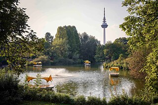 Gondolettas auf dem Kutzerweiher im Oberen Luisenpark; im Hintergrund der Fernsehturm