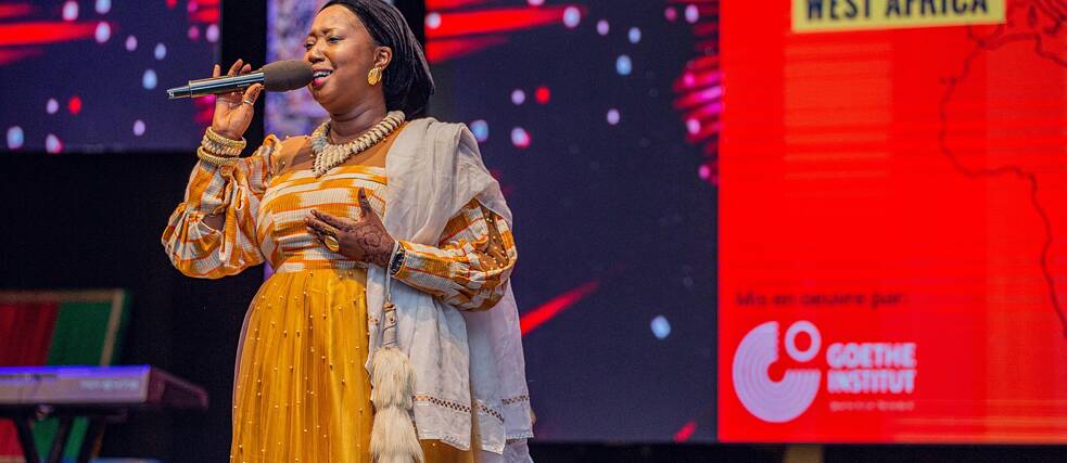 Glückliche Menschenmenge beim Swag-Surfen