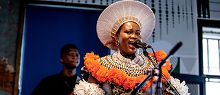 Zwadi a atuar no lançamento na África Austral