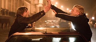 Filmszene, drei Männer im Auto 