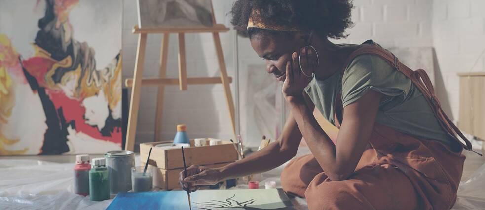 femme créant de l'art