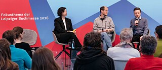 Donau-Bühne in Halle 4 auf der Leipziger Buchmesse:Olesia Ostrovska-Liuta (l.), Alexander Friedrichkarl Sitzmann (Mitte) und Ostap Slyvinskyj (r.) / Panel „Wenn der Alltag zur Geschichte wird“