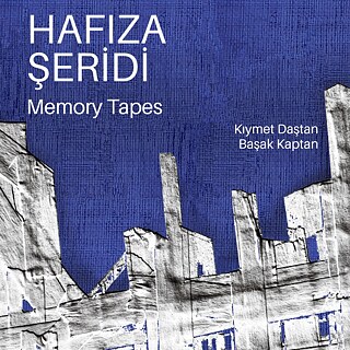 Das Cover zeigt einen strukturierten blauen Hintergrund mit abstrakten, ruinengleichen Formen im Vordergrund. 