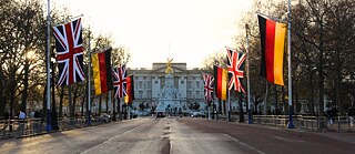 Buckingham Palace, Street with German and English flags