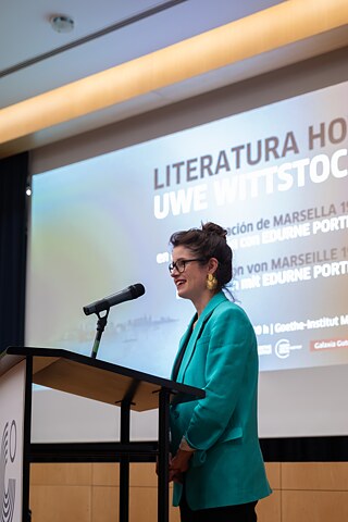 Antonia Blau begrüßt alle Anwesenden