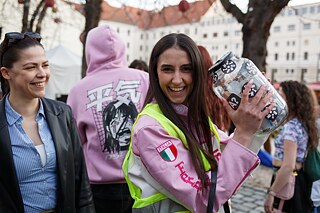 Die 20-jährige Studentin Szonja mit einer Spendenbox während des Solidaritätskonzertes. Sie arbeitet normalerweise hinter der Bar der Turbina und gehört seit der Schließung zu denen, die ohne Einkommen dastehen.
