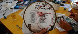 Tekstilne novine - detalj rada u nastajanju na radionici savremenog veza u okviru 60. Oktobarskog salona