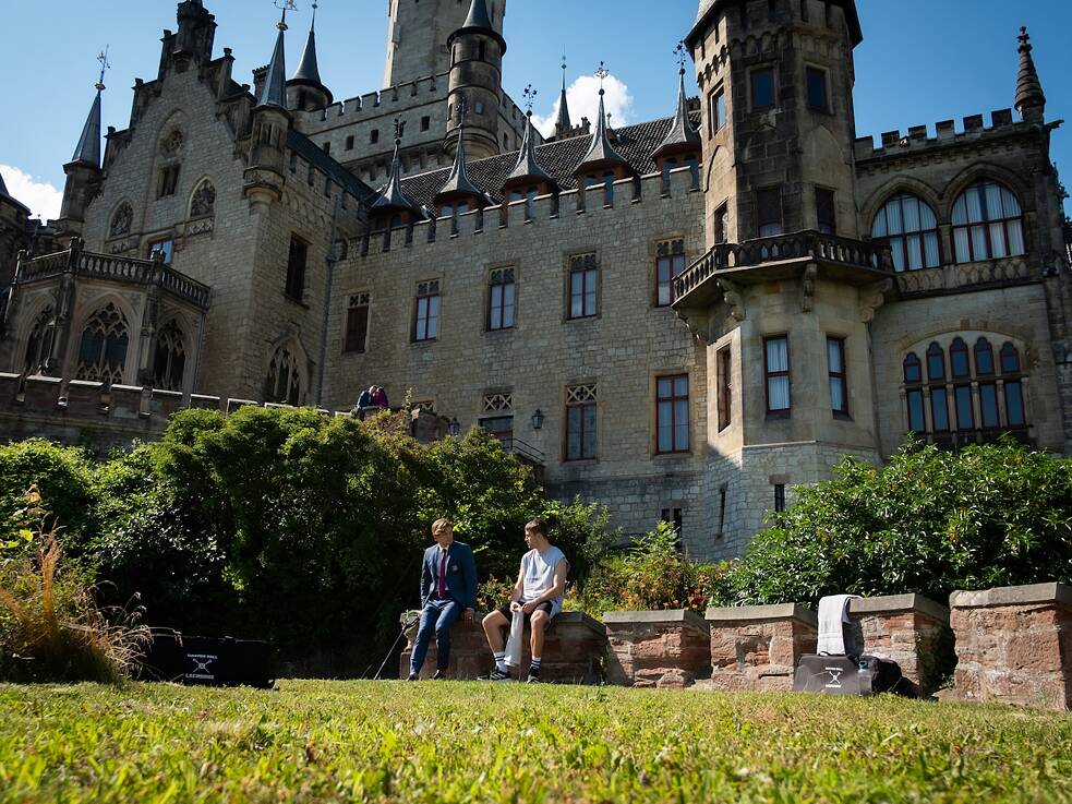 Imagen fija de la serie original alemana de Amazon Prime Video "Maxton Hall - El mundo entre nosotros". El Castillo de Marienburg en Baja Sajonia es el lugar de rodaje de la serie.