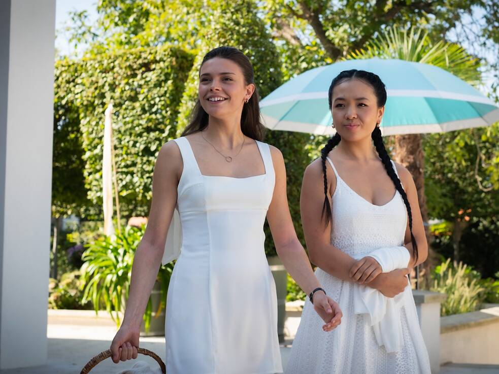 Imagen fija de la serie original alemana de Amazon Prime Video "Maxton Hall - El mundo entre nosotros". Ruby (Harriet Herbig-Matten) y Lin (Andrea Guo).