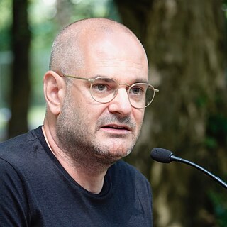 Jonas Lüscher stellt seinen Roman "Verzauberte Vorbestimmung" auf dem Erlanger Poet*innenfest 2025 vor