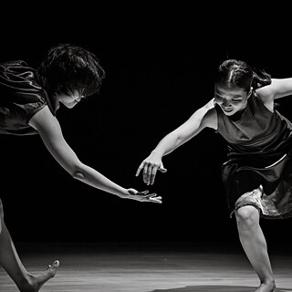 Zwei einander zugewandte, tanzende Personen während der Premiere des choreografischen Werks Body for Nobody der Residenzkünstlerin Ethel Deidre (Sabah, Borneo) in Kuala Lumpur.