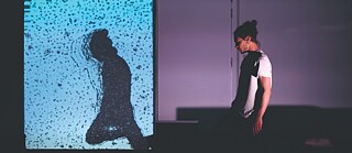 Ein Tänzer auf der Bühne 