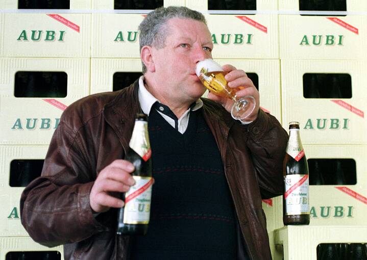 Genüßlich probiert Ulrich Metzler, Chef der gleichnamigen Privatbrauerei im thüringischen Dingsleben, einen Schluck alkoholfreies "Autofahrer-Bier" der Marke AUBI .