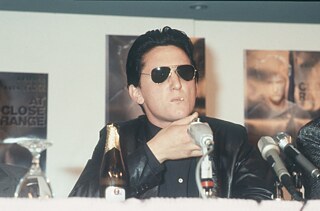 US-Schauspieler Sean Penn mit einer Flasche Pils und einer Zigarette während eines Interviews in einer Pressekonferenz.