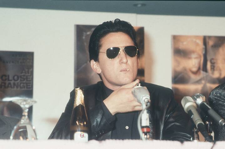 US-Schauspieler Sean Penn mit einer Flasche Pils und einer Zigarette während eines Interviews in einer Pressekonferenz.