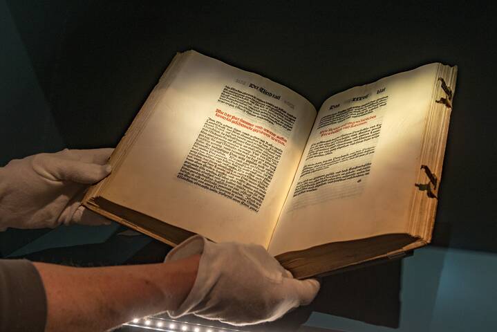 Das Reinheitsgebot für Bier aus dem Jahre 1516 wird in einem alten Buch gezeigt.