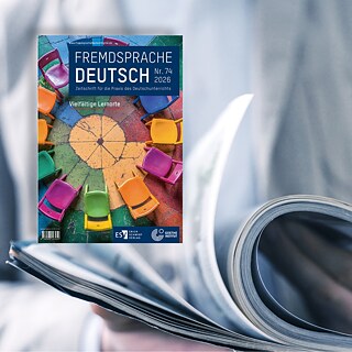 Im Vordergrund ist das Cover der Zeitschrift Fremdsprache Deutsch Nr. 74 zu sehen. Im Hintergrund ist der Oberkörper einer Person sichtbar, die eine Zeitschrift in der Hand hält. 
