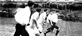 Image from the 1930 showing the rush of a group of young men on the soccer field.
