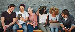 Eine Menschengruppe sitzt und unterhält sich