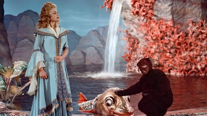 Der stilistisch fast psychedelisch anmutende DEFA Film von Regisseur Francesco Stefani hat wegen seiner überdrehten Künstlichkeit und seines fantastischen Set Designs weithin Kult Status erreicht : "Das singende, klingende Bäumchen" ( DEFA, 1957)