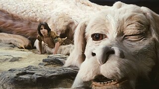 Ein Meilenstein des deutschen Kinos und ein Genre definierender internationaler Hit: die opulente Verfilmung des Klassikers von Michael Ende: "Die unendliche Geschichte" (Regie Wolfgang Petersen, 1984). Atréju und der Glücksdrache Fuchur versuchen Phantásien zu retten und begeistern ein Publikum weltweit.