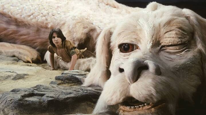 Ein Meilenstein des deutschen Kinos und ein Genre definierender internationaler Hit: die opulente Verfilmung des Klassikers von Michael Ende: "Die unendliche Geschichte" (Regie Wolfgang Petersen, 1984). Atréju und der Glücksdrache Fuchur versuchen Phantásien zu retten und begeistern ein Publikum weltweit.