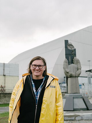 Fotografia pre projekt Vedkyne (Naukovyci). Jej autor, Kostiantyn Guzenko zomrel na fronte v roku 2025. 