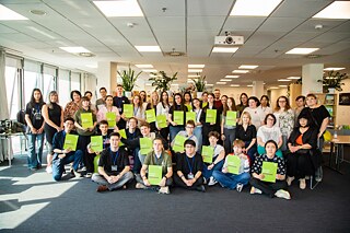 Eine große Gruppe in einer Bibliothek